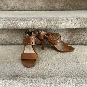 Camel sandal with grommet